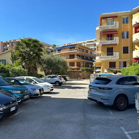 Wonderful Flat Beachfront & Garden * Roquebrune-Cap-Martin